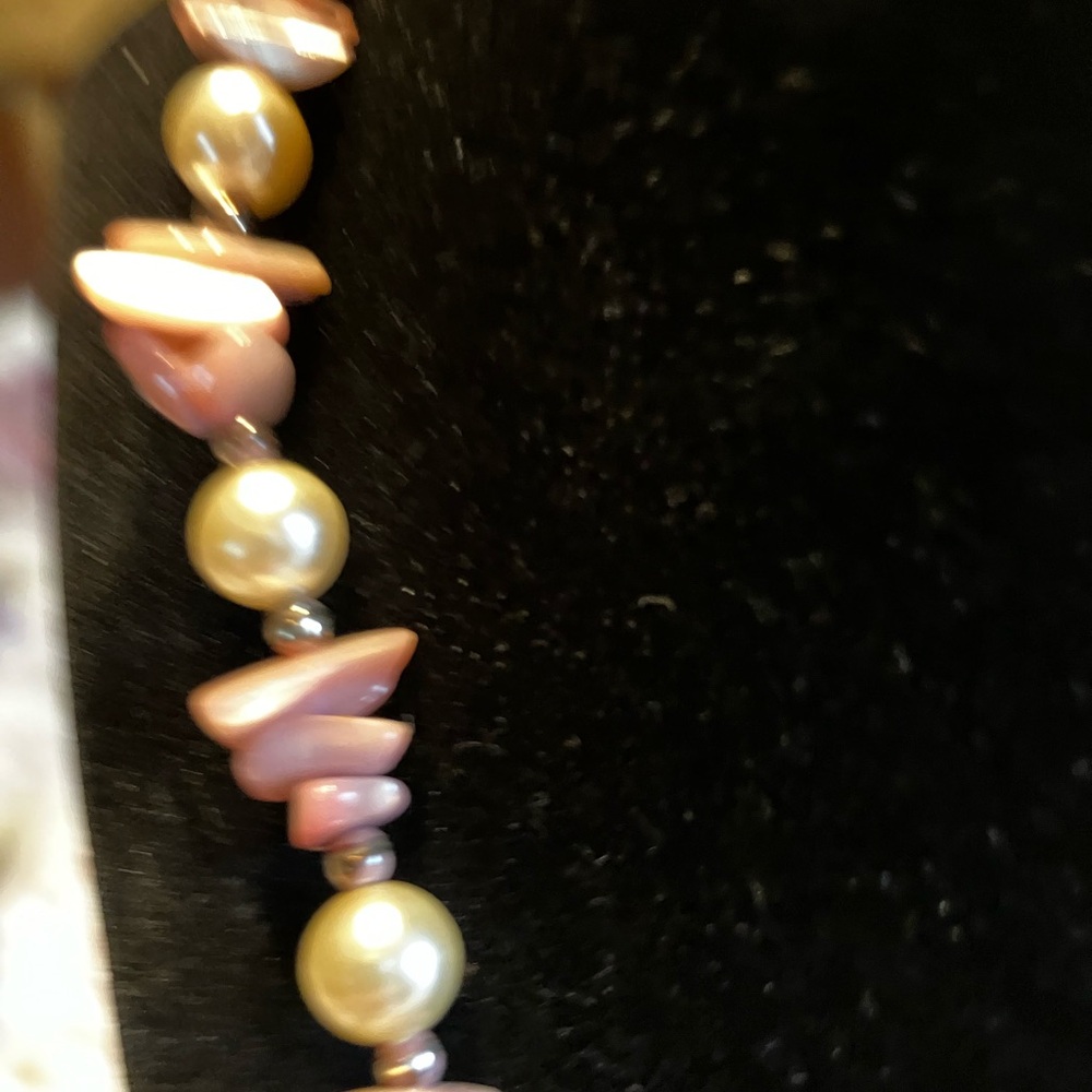ABALONE GLASS PEARLS AND PINK SPACERS WITH A SPRING LOCK CLASP